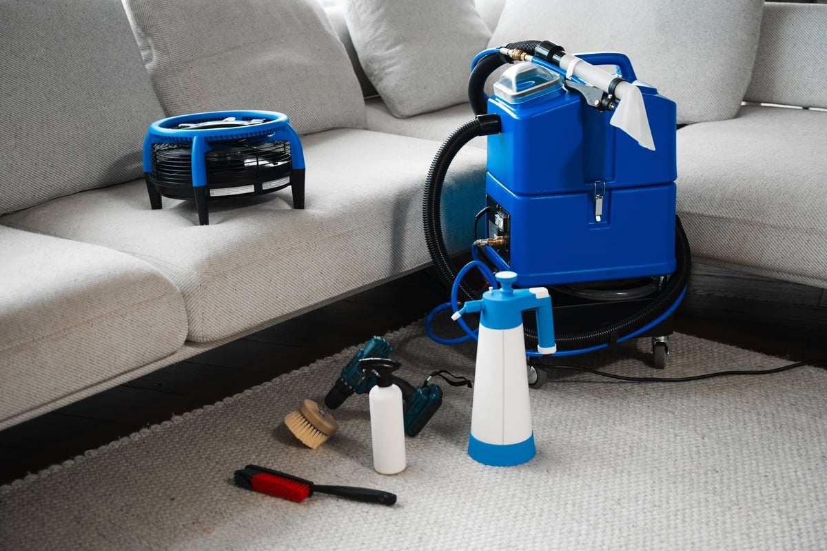 Professional carpet cleaning extractor machine with brushes and detergents